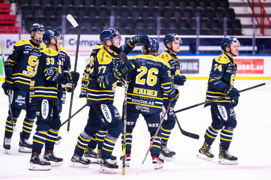 Södertäljes Anton Heikkinen jublar med Felix Olsson,