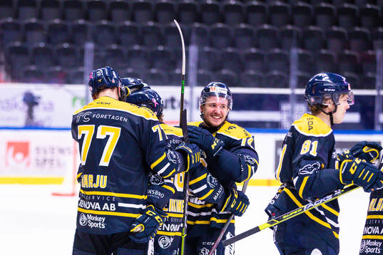 Södertäljes Anton Heikkinen jublar med lagkamrater