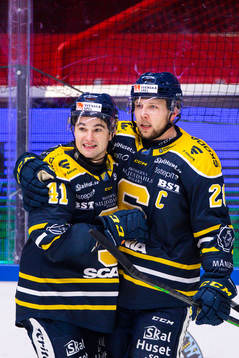 Södertäljes Colin Smith och Emil Alba jublar