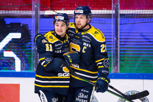 Södertäljes Colin Smith och Emil Alba jublar