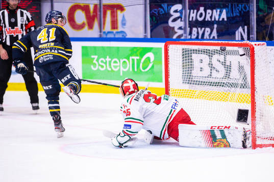 Södertäljes Colin Smith gör mål bakom Moras målvakt