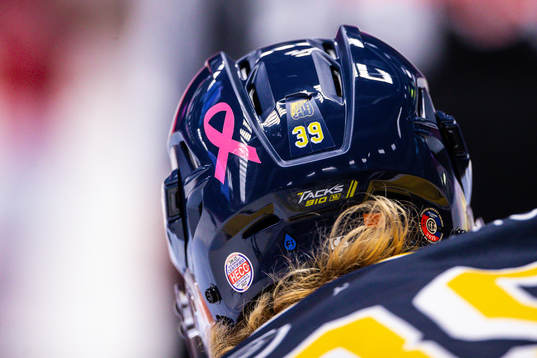 Södertäljes Brett Pollock med Rosa Bandet på hjälmen