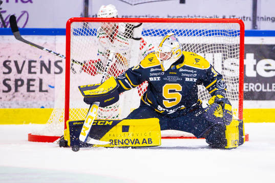 Södertäljes målvakt Nikita Tolopilo med en räddning
