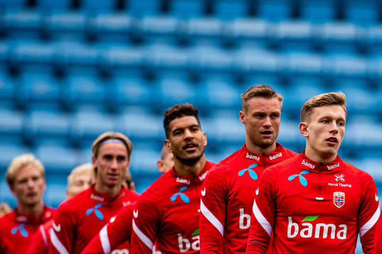 Stian Gregersen, Marcus Holmgren Pedersen and players of