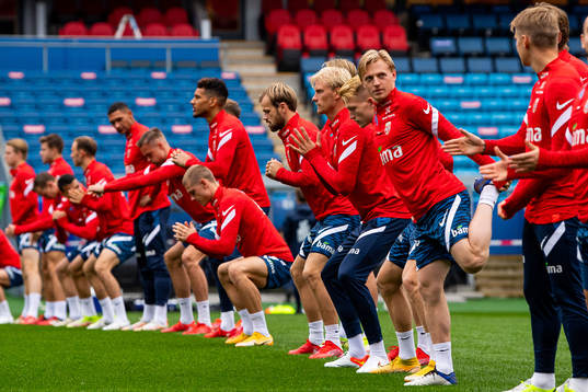 Morten Thorsby, Mats Møller Dæhli and players of the