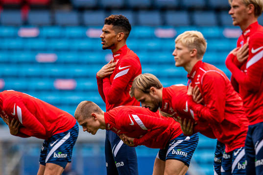 Ohi Omoijuanfo and players of the Norwegian national