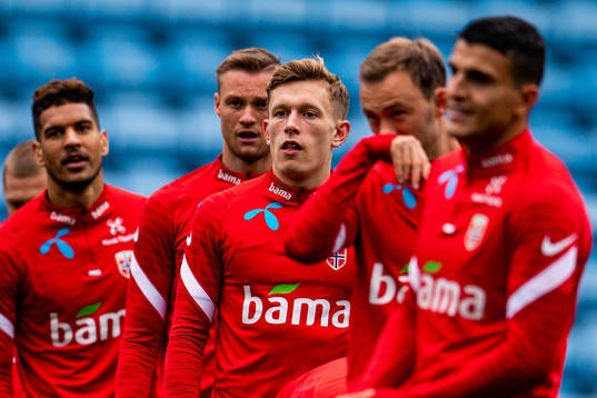 Marcus Holmgren Pedersen and players of the Norwegian