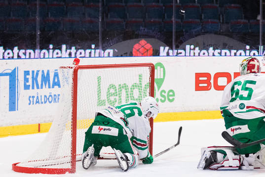 Rögles Lucas Ekeståhl-Jonsson räddar pucken från att
