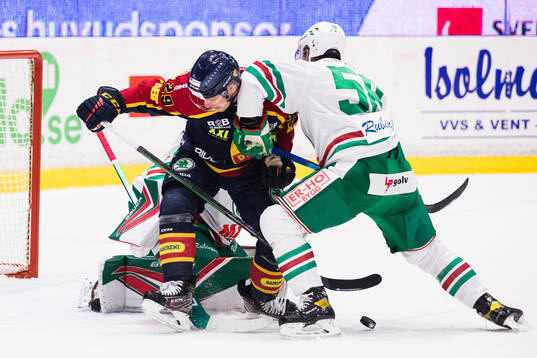 Djurgårdens Sebastian Strandberg och Rögles Ryan McKiernan