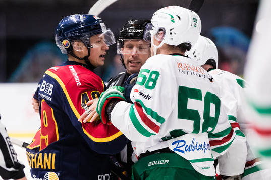 Djurgårdens Rhett Rakhshani och Rögles Ryan McKiernan