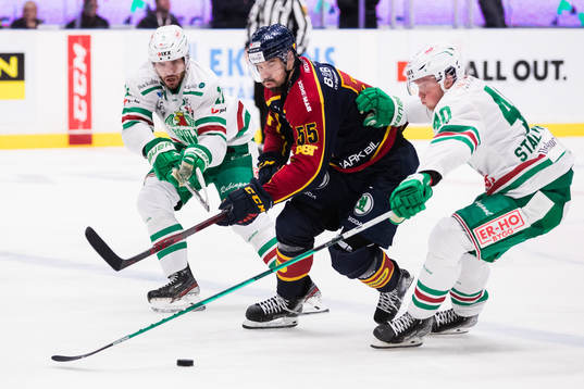 Rögles Mattias Sjögren och Oskar Stål Lyrenäs i kamp om
