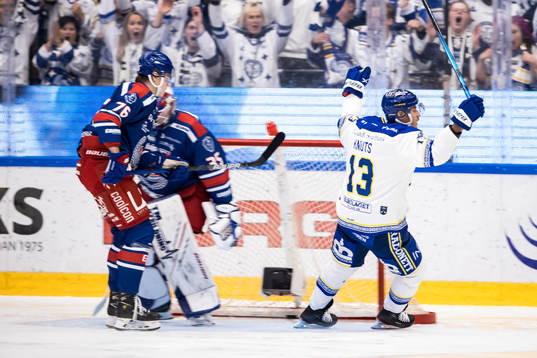 Leksands Jon Knuts jublar framför Oskarshamns målvakt Joe