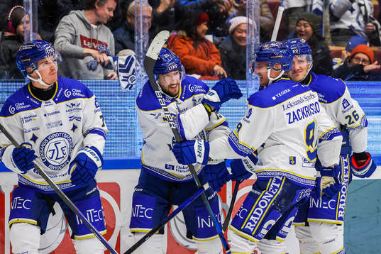 Leksands Max Veronneau jublar med lagkamrater