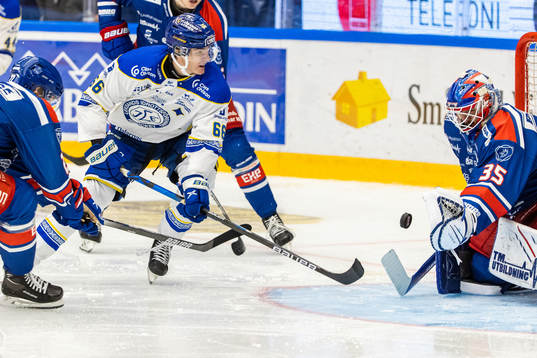 Leksands Nils Åman och Oskarshamns målvakt Joe Cannata