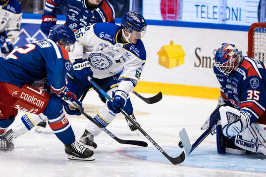 Leksands Nils Åman och Oskarshamns målvakt Joe Cannata