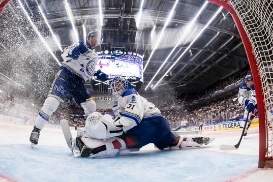 Leksands målvakt Kasimir Kaskisuo och Leksands Ben Thomas