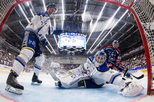 Leksands målvakt Kasimir Kaskisuo och Leksands Ben Thomas