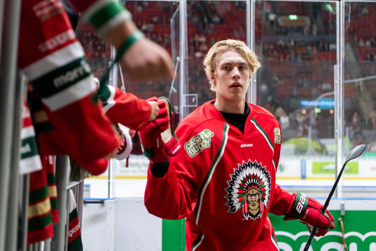 Frölundas Simon Edvinsson innan ishockeymatchen i SHL