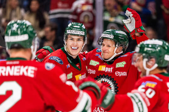 Frölundas Simon Edvinsson jublar med målskytten till 1-0