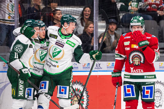Färjestads Michael Lindqvist jublar med lagkamrater