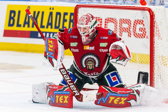 Färjestads Marcus Nilsson (ej i bild) gör 4-4 bakom