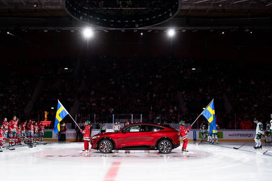 En bil på isen innan
