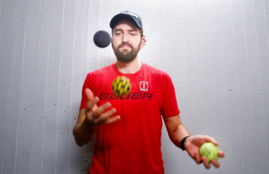 Örebros målvakt Jhonas Enroth värmer upp