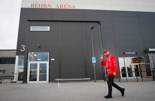 Örebro supporter utanför Behrn Arena