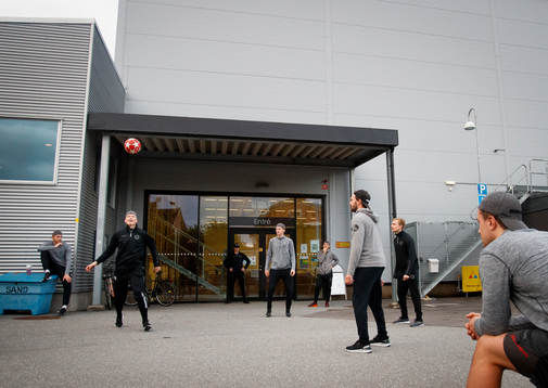 Brynässpelarna värmer upp med fotboll