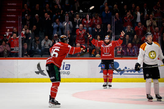 Örebros Nick Ebert jublar vid 2-0