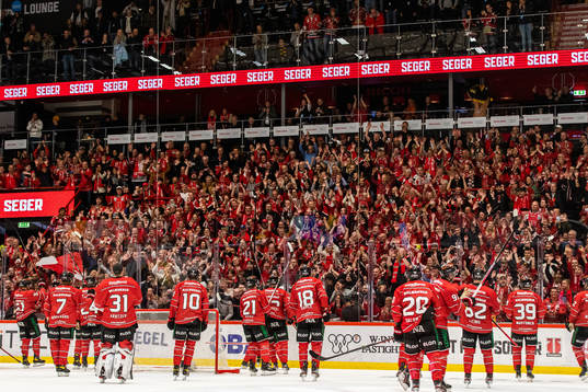Örebros spelare jublar framför supportrarna