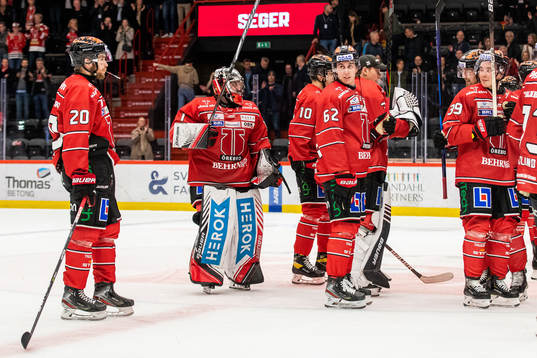 Örebros Miikka Salomäki och målvakt Jhonas Enroth jublar