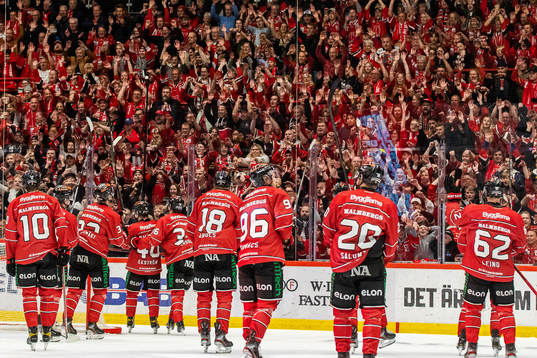 Örebros spelare jublar framför supportrarna