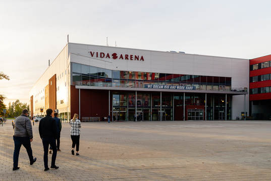 Exteriör vy av Vida arena före ishockeymatchen i SHL
