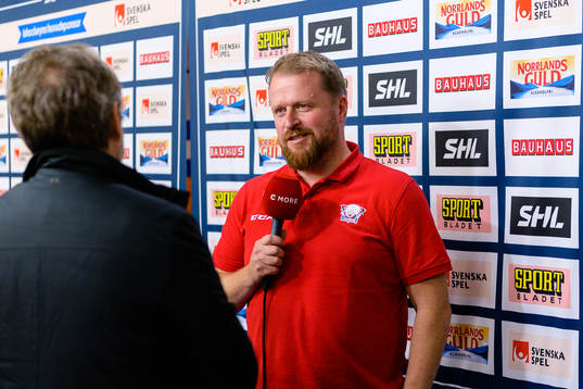 Linköpings tränare Klas Östman blir intervjuad av Cmore