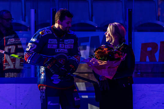 Växjös Arvid Lundberg uppmärksammas av VD Jennie Isberg