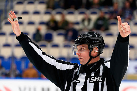 Linjedomare Fredrik Altberg gör tecken för många spelare