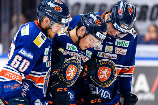 Växjös Victor Stjernborg får hjälp av isen av Erik