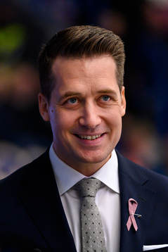 Växjös tränare Sam Hallam skrattar