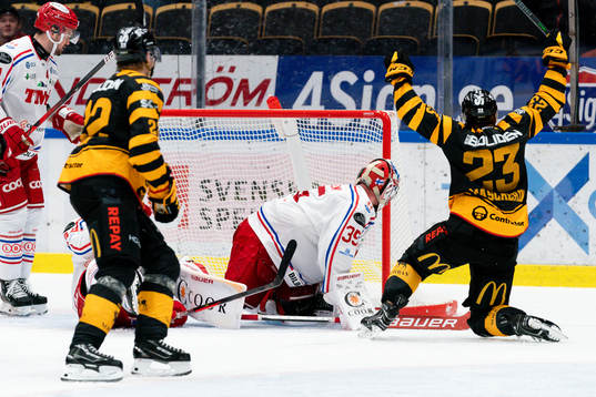 Timrås målvakt Sami Rajaniemi ser Skellefteås Adam