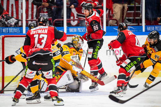 Malmö Redhawks Carl Persson oroar framför Luleås
