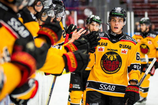 Luleås Julius Honka jublar
