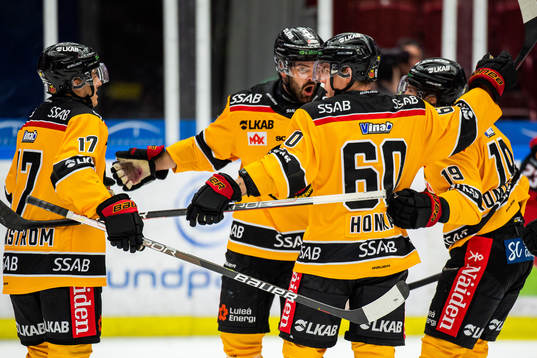 Luleås Julius Honka jublar med lagkamrater