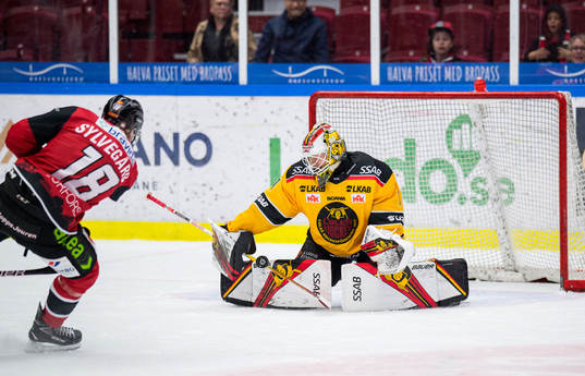 Malmö Redhawks Marcus Sylvegård skjuter mot Luleås