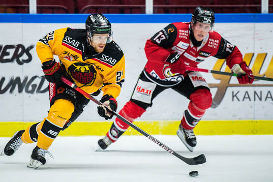 Luleås Brendan Shinnimin och Malmö Redhawks Kalle Östman