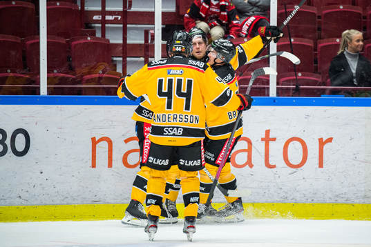Luleås Juhani Tyrväinen jublar med lagkamrater
