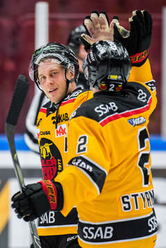 Luleås Juhani Tyrväinen jublar med Fredrik Styrman
