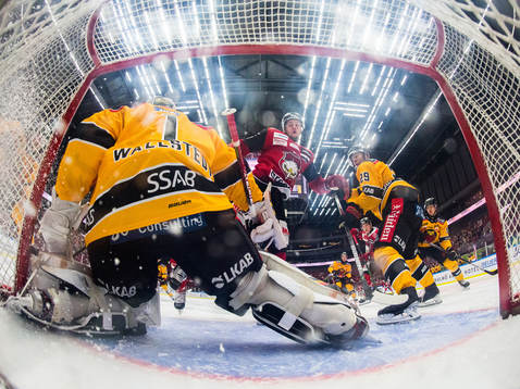 Malmö Redhawks Carl Persson oroar mot Luleås målvakt