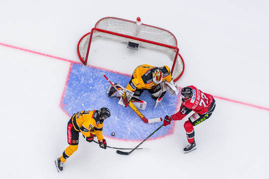 Malmö Redhawks Adam Ollas Mattsson oroar mot Luleås