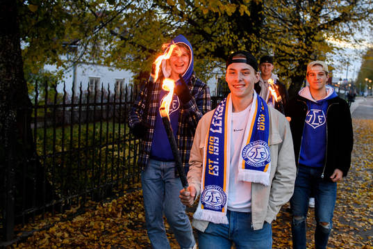 Representater från Leksands IFs ungdomsverksamhet går i